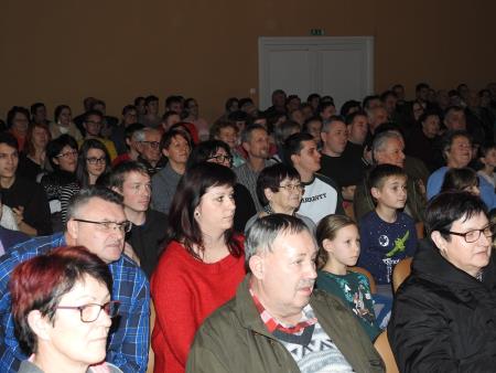 Novoustanovljena razkriška gledališka skupina Vužgeci s svojo premierno predstavo navdušila občinstvo 17